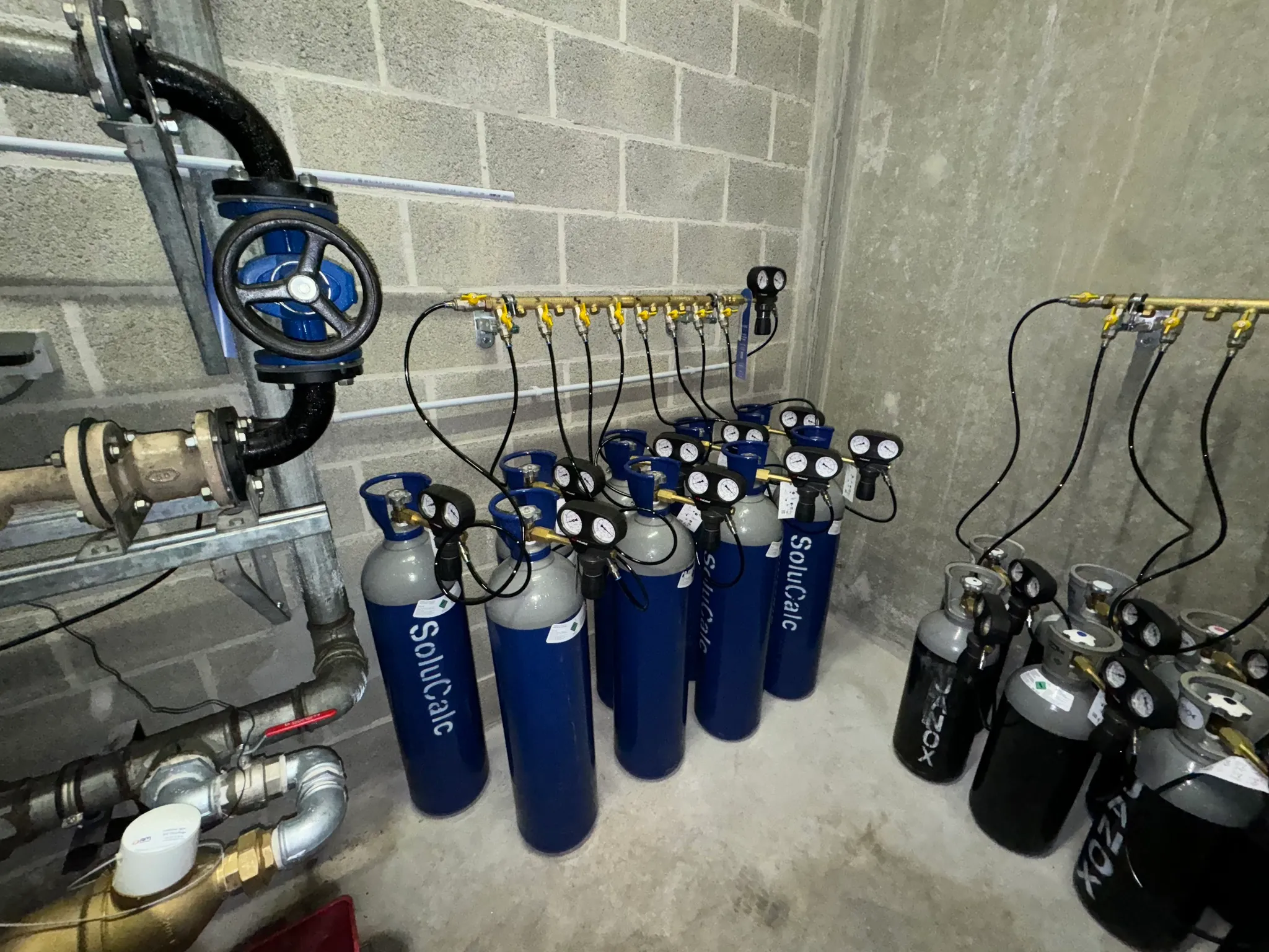 Batterie de bouteilles Solucalc pour le traitement de l’eau d’un immeuble
